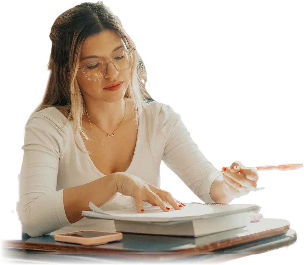 Estudiante universitaria repasando apuntes en clase